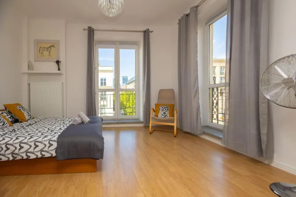 Spacious Apt In Heart Of ורשה